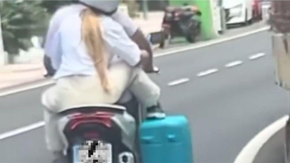 Una moto llevando una maleta en Tenerife