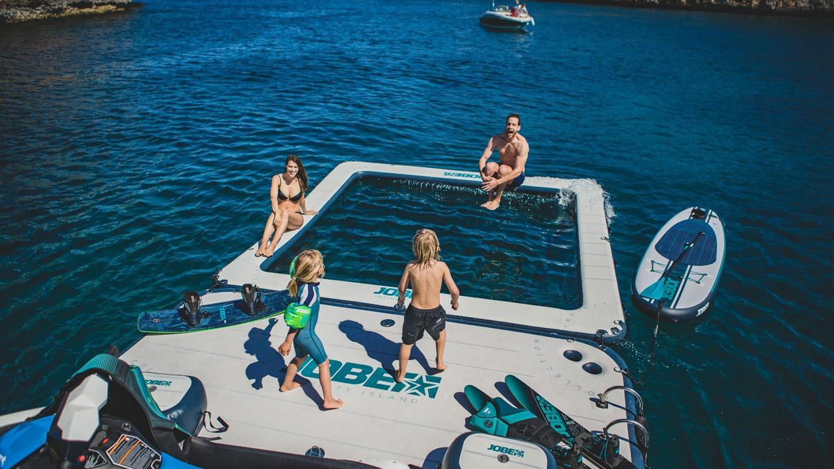 La piscina hichable de Jobe se adapta al barco y permite el baño seguro y sin medusas.