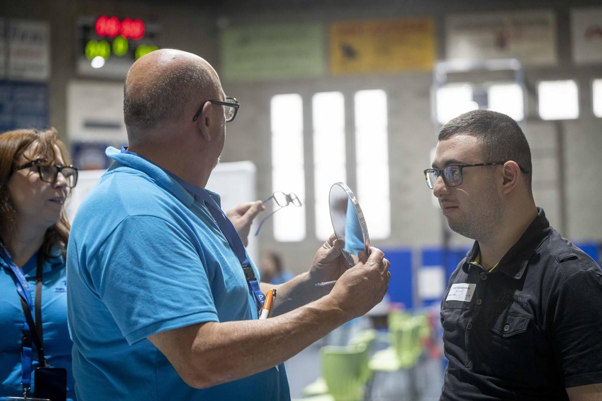 Sant Adrià ofrece revisiones gratuitas de vista y oído a más de 600 personas vulnerables