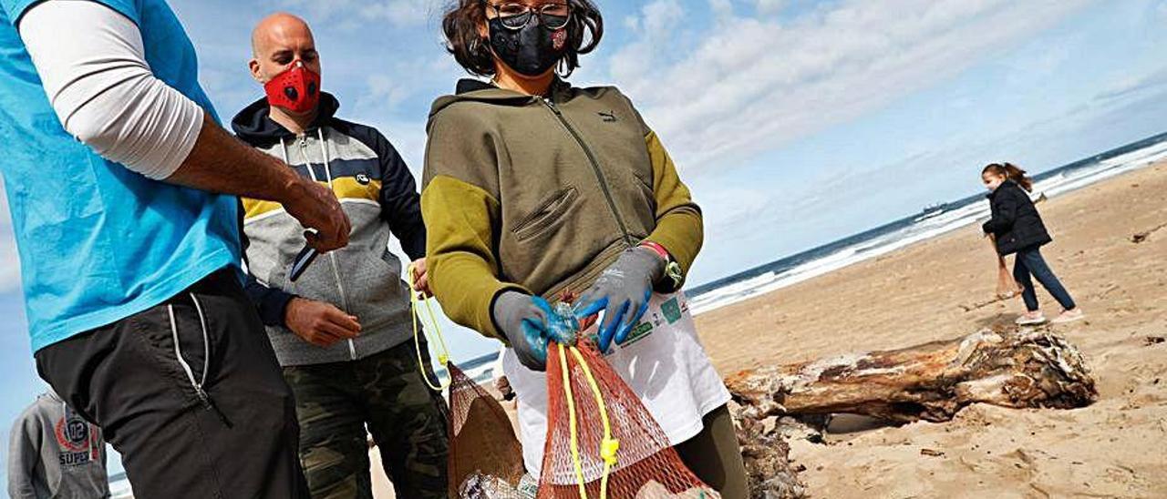 Voluntarios recogiendo basura el pasado fin de semana en la playa de Xagó, en Gozón.