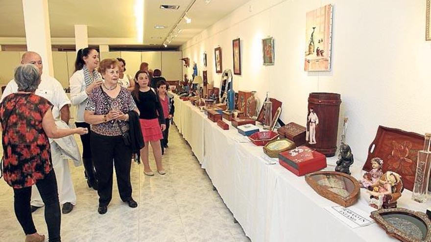 Cuadros, figuras de barro y objetos restaurados