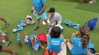 Los niños disfrutan de su particular «verano azul» en O Grove