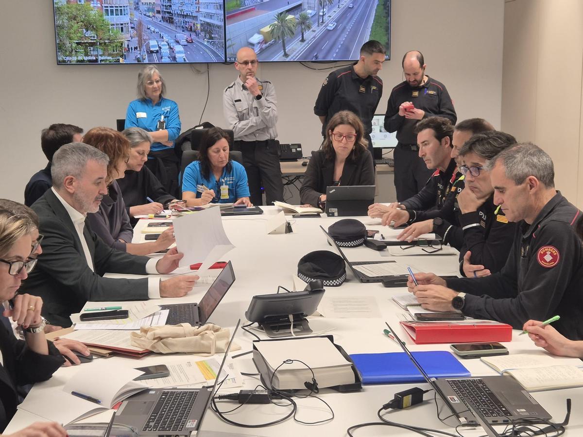 El alcalde de Barcelona, Jaume Collboni, a la izquierd,a durante la reunión en el centro de coordinación de emergencias ante la alerta por fuertes vientos.