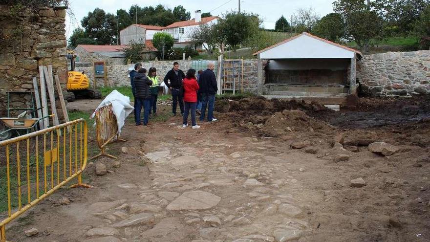 Las tareas de control arqueológico pusieron al descubierto un tramo del antiguo camino empedrado.