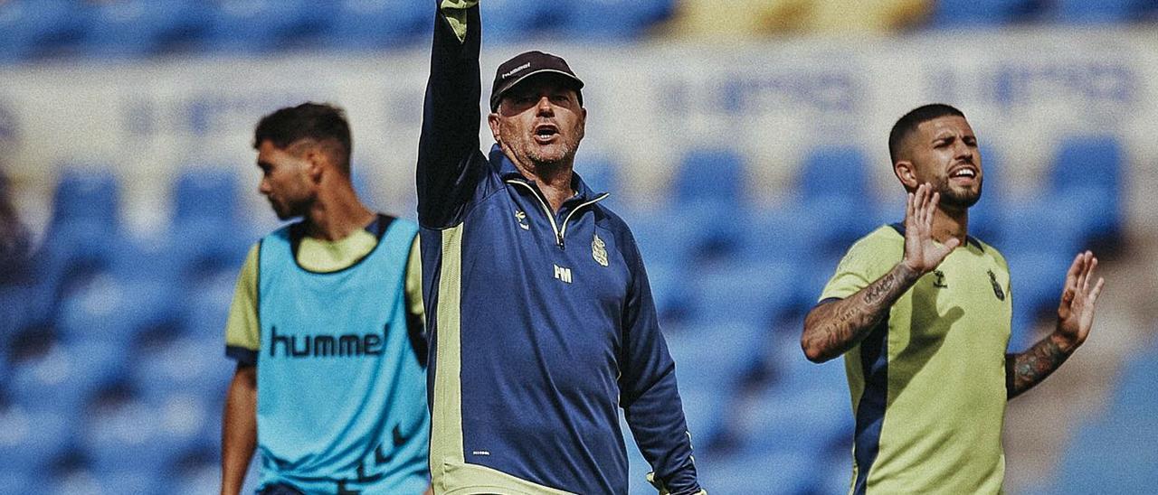 José Mel Pérez, durante el último entrenamiento en el estadio de Gran Canaria, el pasado miércoles, se dirige a sus pupilos, ante Benito Ramírez y Aridai Cabrera -d-. | | LP/DLP