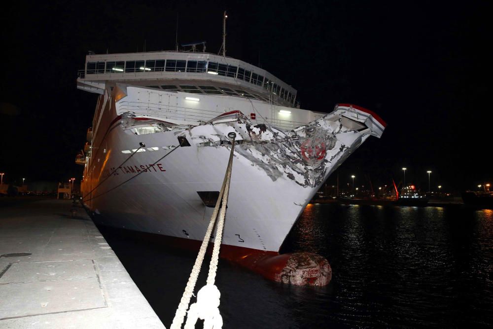 Un ferri xoca contra el port de Las Palmas