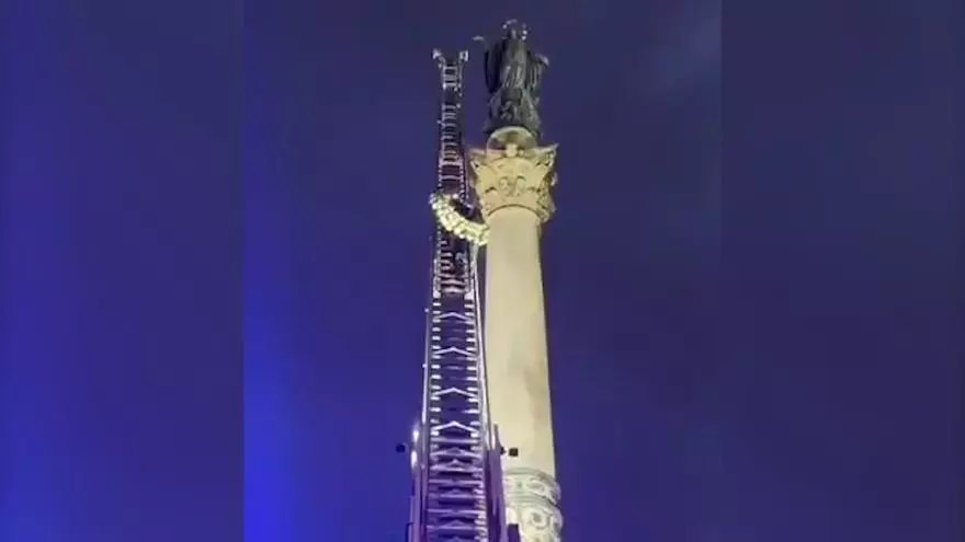 El espectacular homenaje de los bomberos en Roma por el Día de la Inmaculada