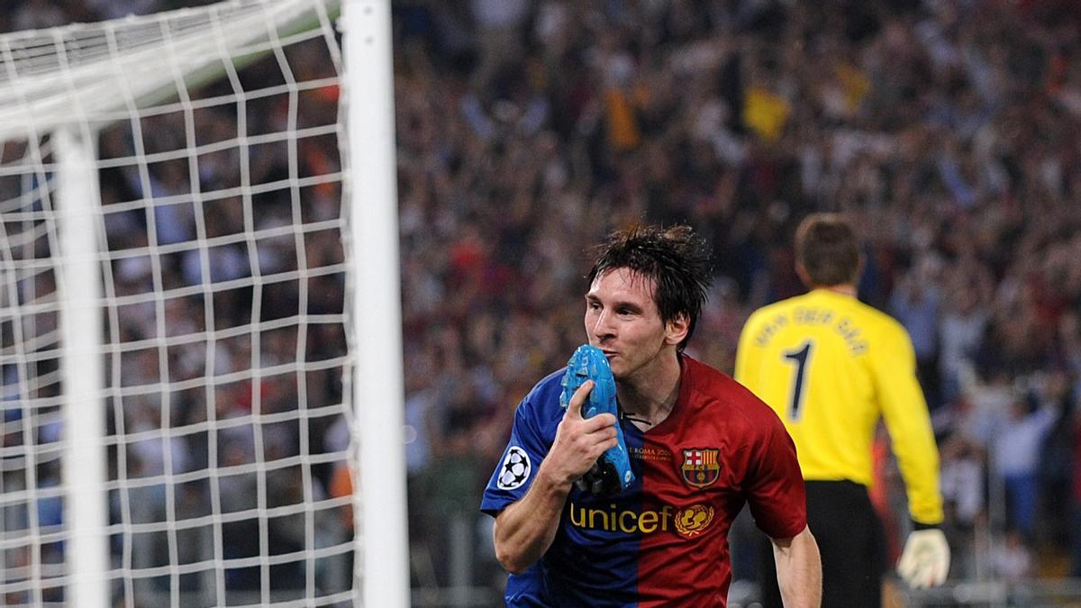 Messi kisses his boot after scoring Barça 2-0 to Manchester United in the Champions-2009 final in Rome.