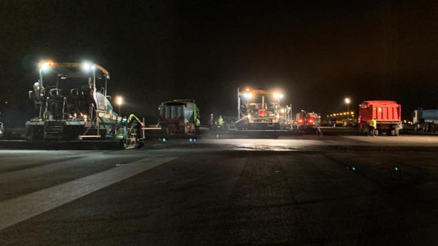 Trabajos en las pistas del aeropuerto de Los Rodeos.