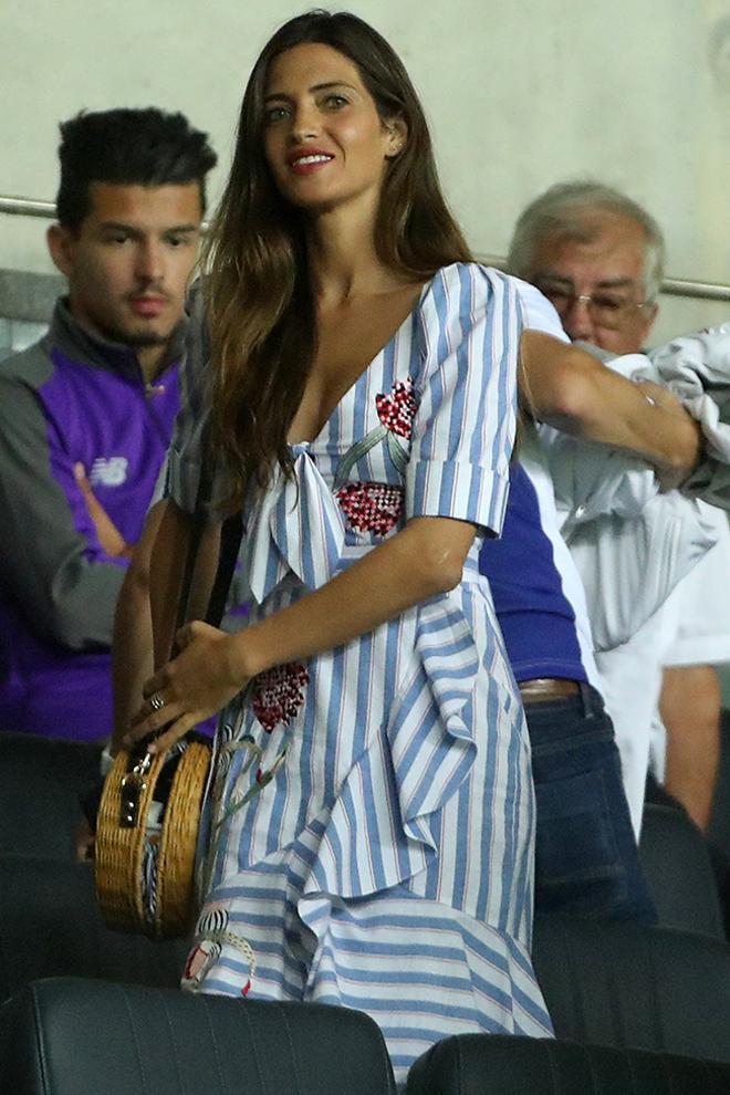 Sara Carbonero con un vestido de rayas en el fútbol