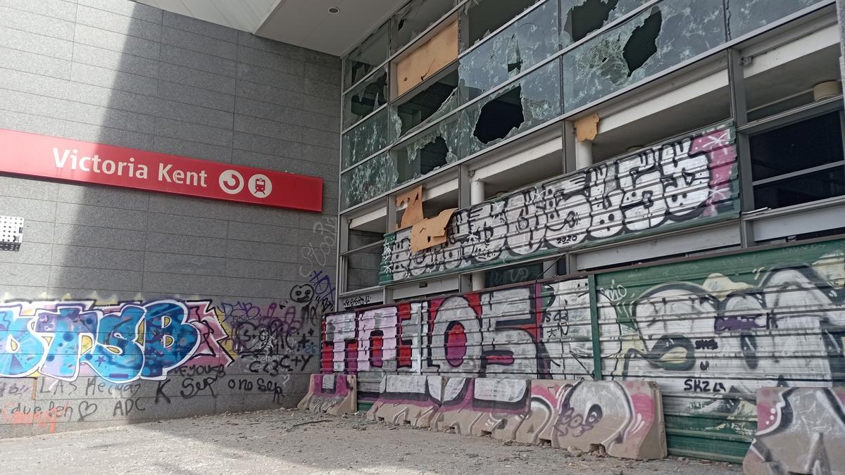 La parte más vandalizada del segundo edificio de la estación de tren, esta semana.