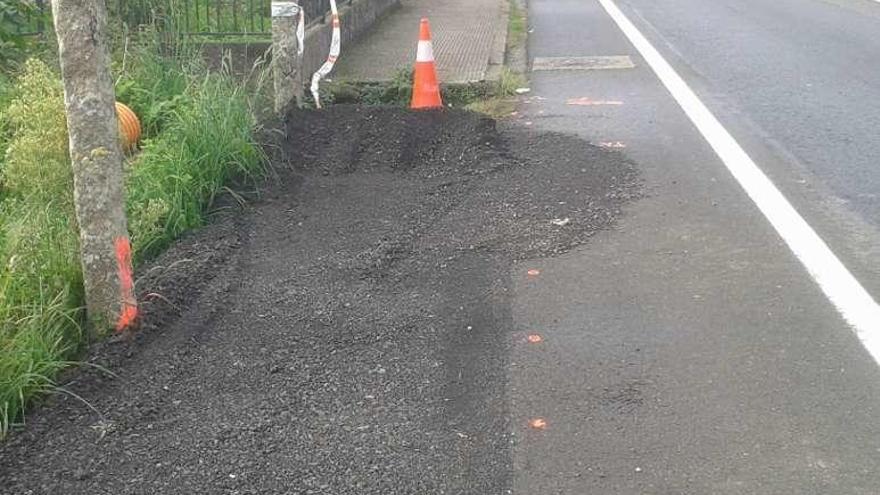 Trabajos de mejora de las aceras en la avenida de Arousa. // FdV