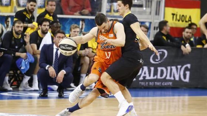 Rafa Martínez i Rodrigo San Miguel van mantenir un duel entre exjugadors del Bàsquet Manresa