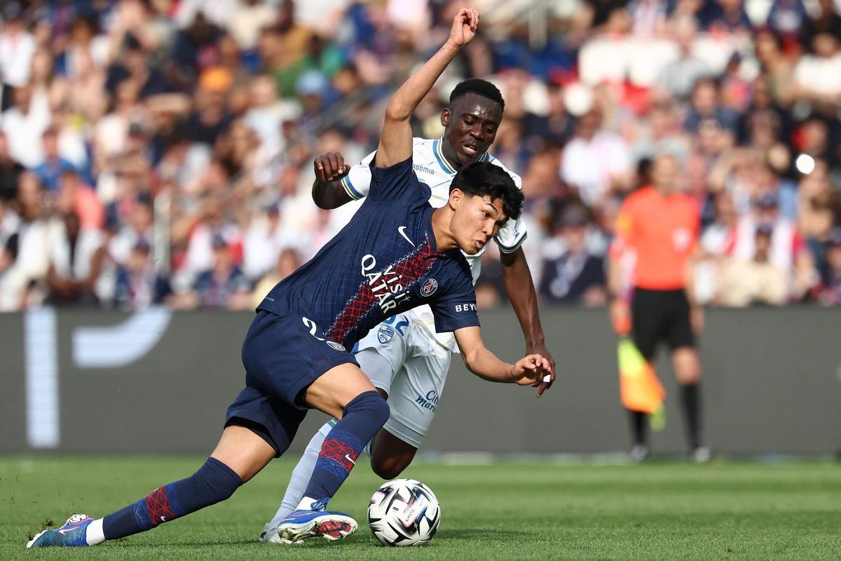 Dro Fernández fue titular en el PSG en el encuentro frente al Lorient.