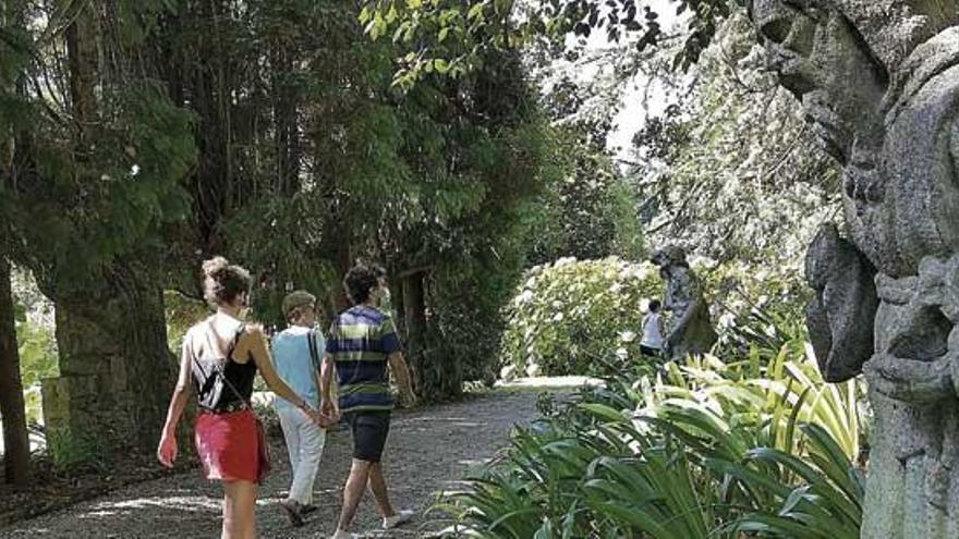 Un grupo de visitantes en los jardines del pazo de Meirás.