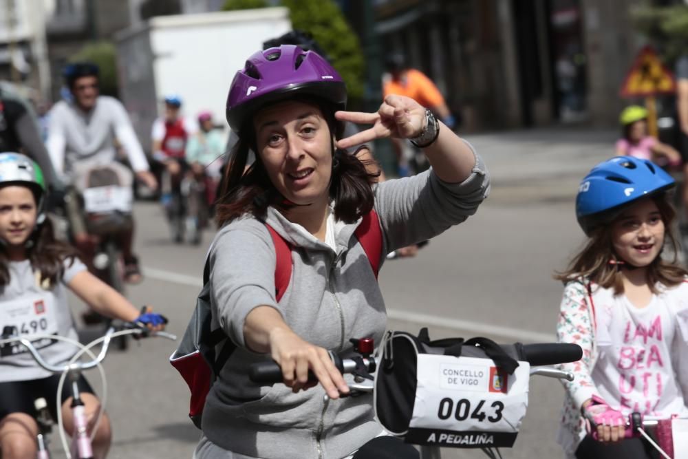 Centenares de vigueses de todas las edades participaron ayer en la marcha ciclista A Pedaliña que recorrió el centro de la ciudad para conmemorar el Día Mundial del Medio Ambiente y a favor de Unicef