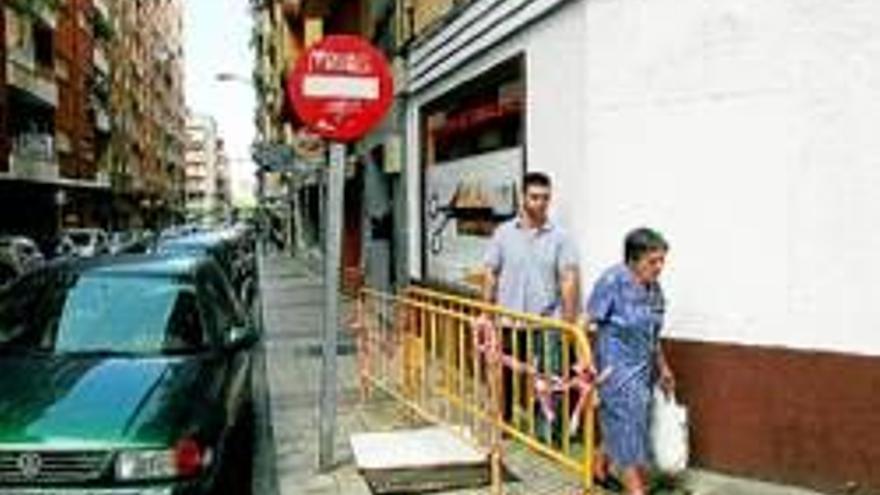 Quejas por el peligro de una arqueta en la calle Rafael Lucenqui