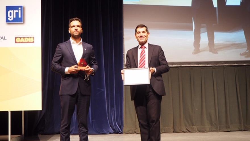 Entrega del premio al director de Recoletas Roldán Rodríguez.