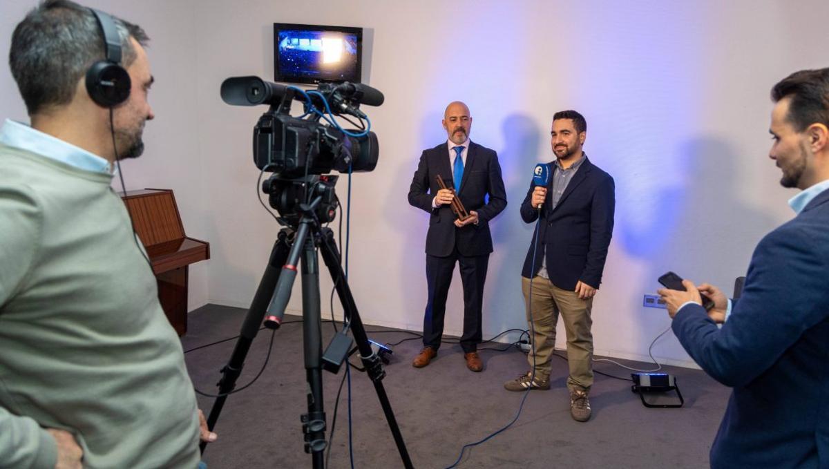 El equipo de informacióntv entrevistando a José Sánchez, del Horneo Alicante.