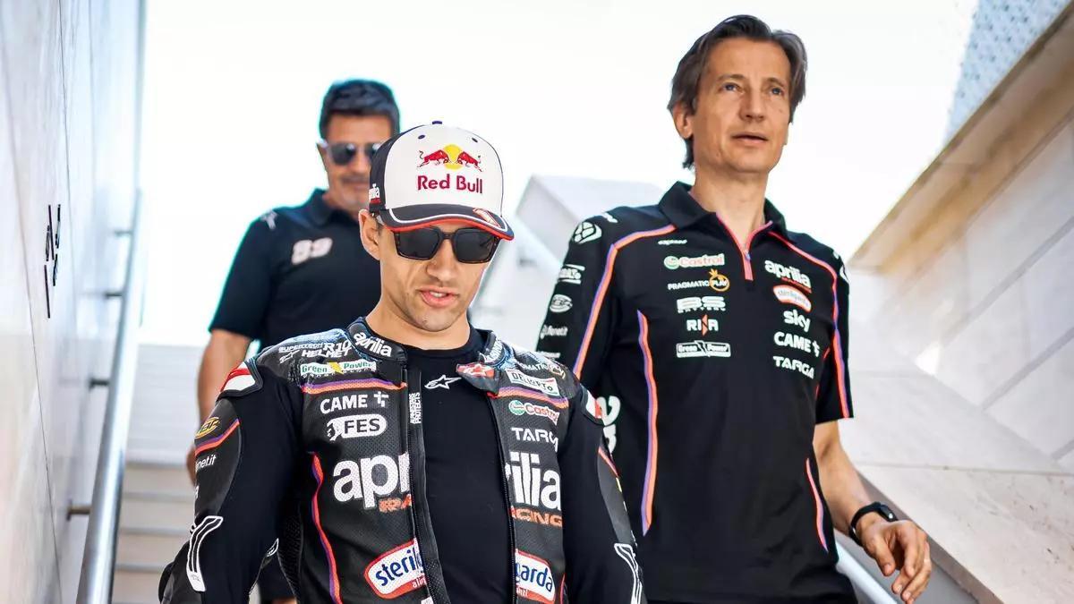 Jorge Martín, delante de su padre Ángel, junto a Massimo Rivola, jefe de Aprilia.