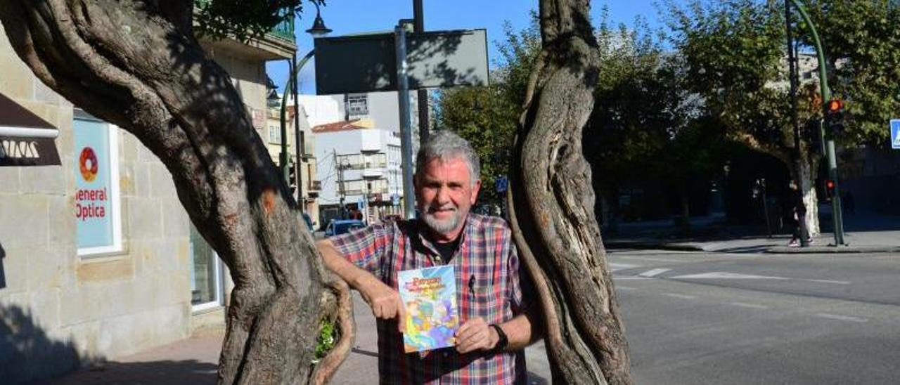 Luís Chapela, onte, cun exemplar do seu novo libro de relatos.   | GONZALO NÚÑEZ