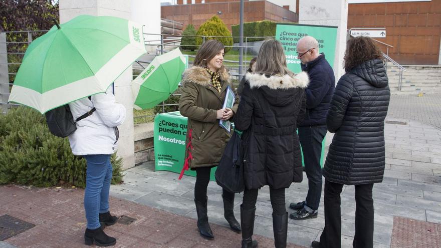 María Ballesteros, en una acción reivindicativa de Satse a las puertas del hospital.