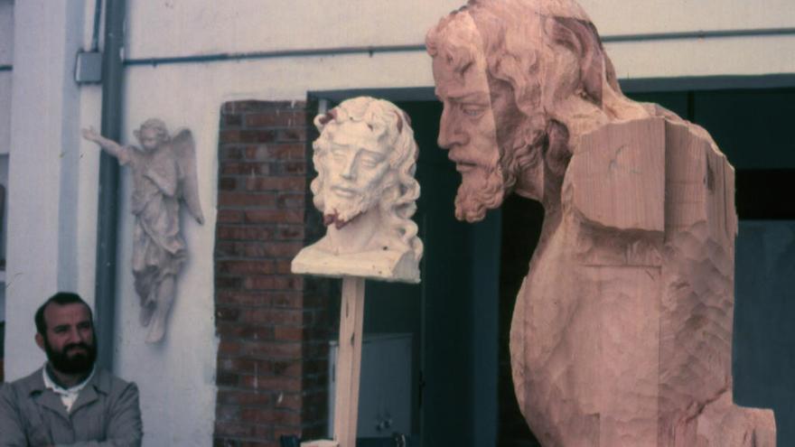 Suso de Marcos junto al busto del Cristo del Perdón.