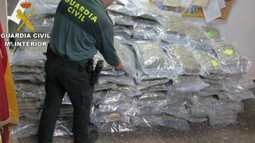 Marihuana intervenida por los agentes y que iba oculta en el vehículo.