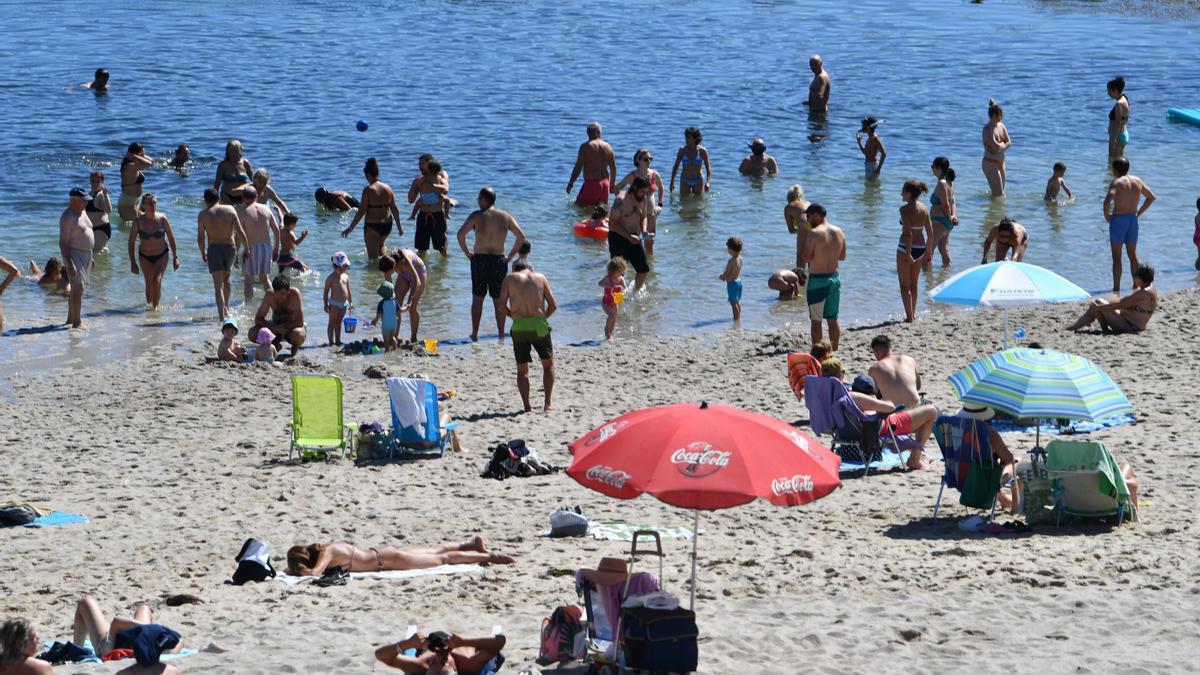 Bañistas en la playa de Riazor.