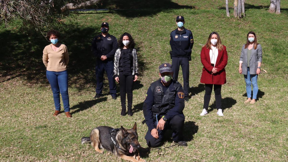 La alcaldesa, Carmina Ballester (primera por la izquierda), junto a otros ediles, agentes de la Policía Local y la perra &#039;Gala&#039;, en la presentación de este proyecto.