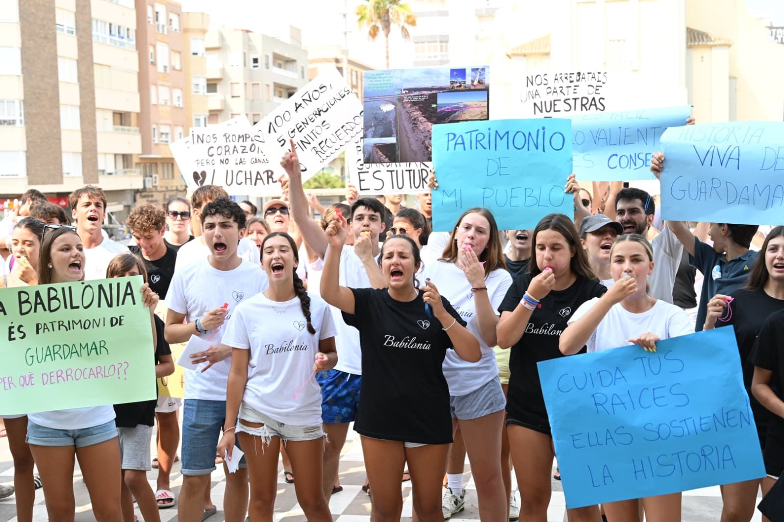 Protesta contra el derribo de las casas de la playa de Babilonia en Guardamar del Segura