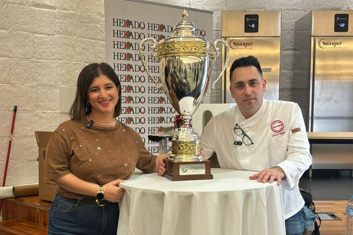 Alberto Buendía y su mujer María Ángeles posan con el trofeo del concurso.