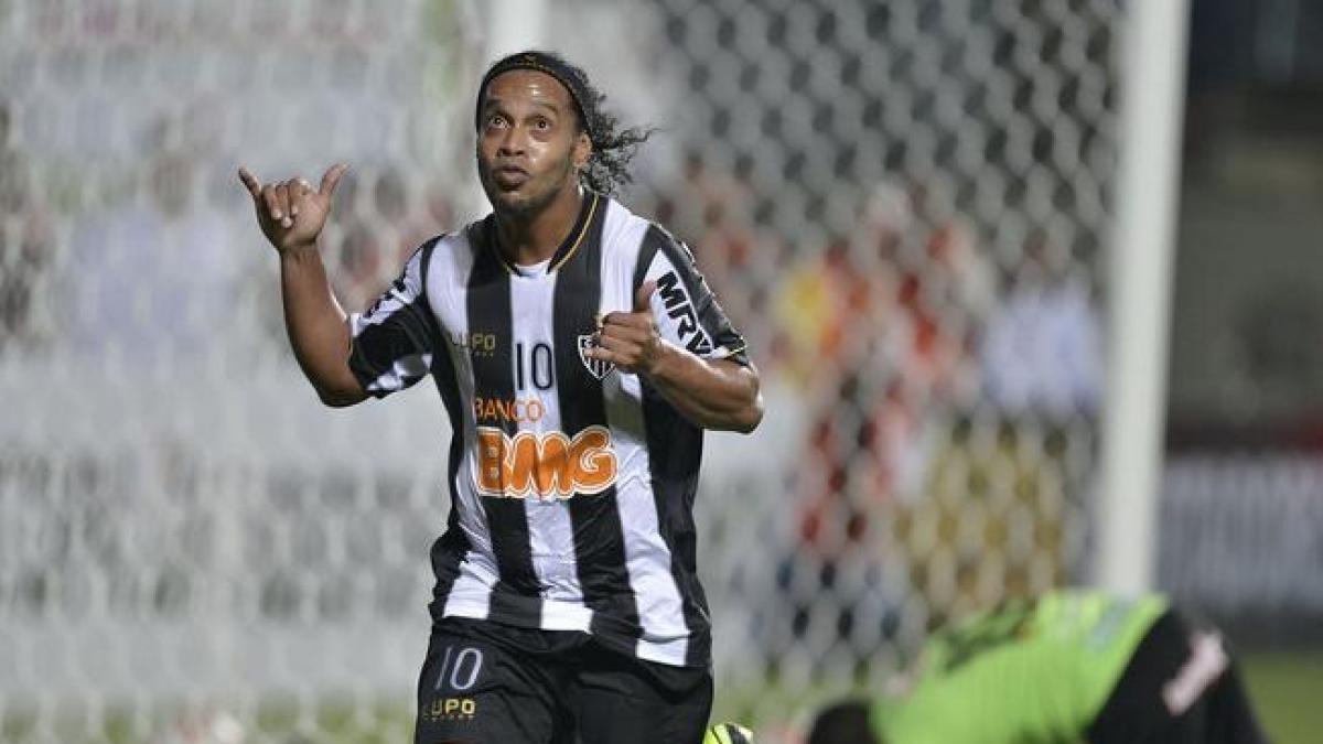 Ronaldinho con la camiseta de At. Mineiro