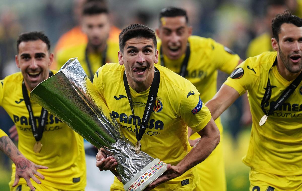 Gerard Moreno, con el título de Europa League.