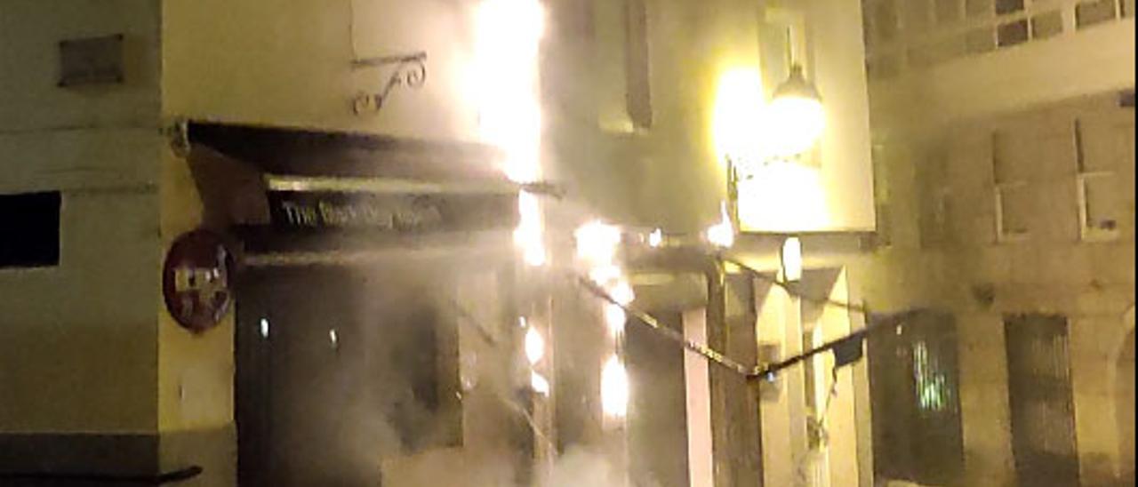 Un incendio de madrugada en A Coruña obliga a evacuar un edificio en la calle Damas