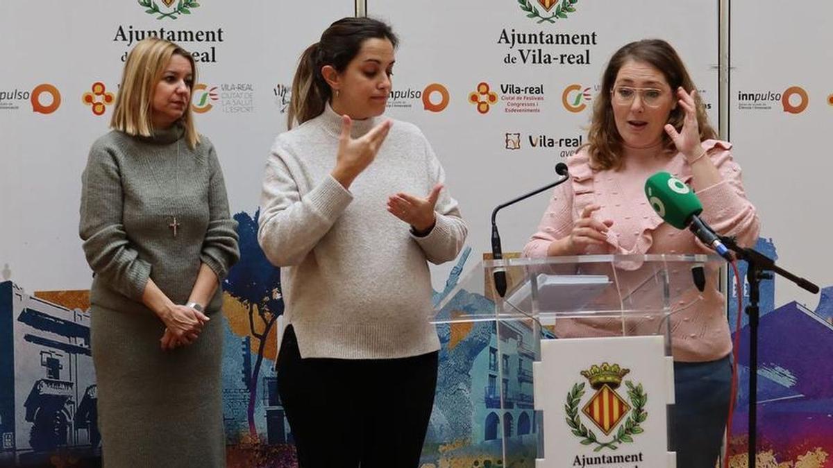 La presidenta de la Asociación de Personas Sordas de Vila-real, Noemí del Río, con la intérprete Teima Nebot y la edila de Servicios Sociales, Silvia Gómez.