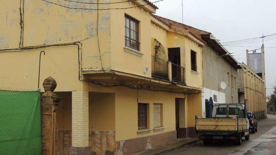 Edificio de las antiguas casas de maestros en la calle de las Fraguas de Santibáñez de Vidriales.