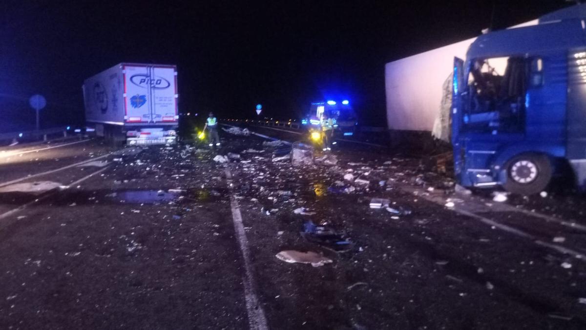 Restos de chapa y de cristal cubren la calzada en el lugar del accidente.