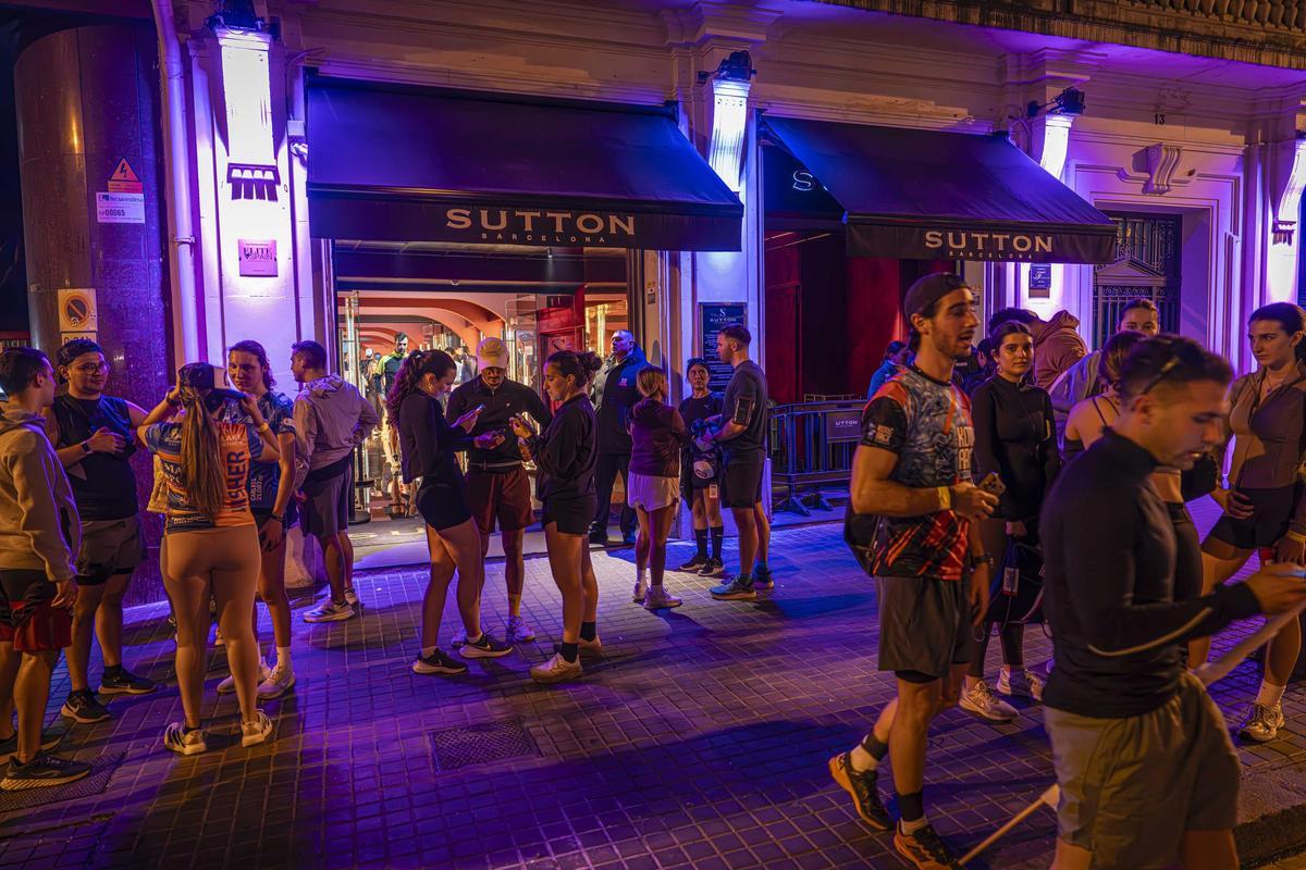 Así es la noche más runner de Barcelona: 900 corredores de marcha (literal) en la discoteca Sutton