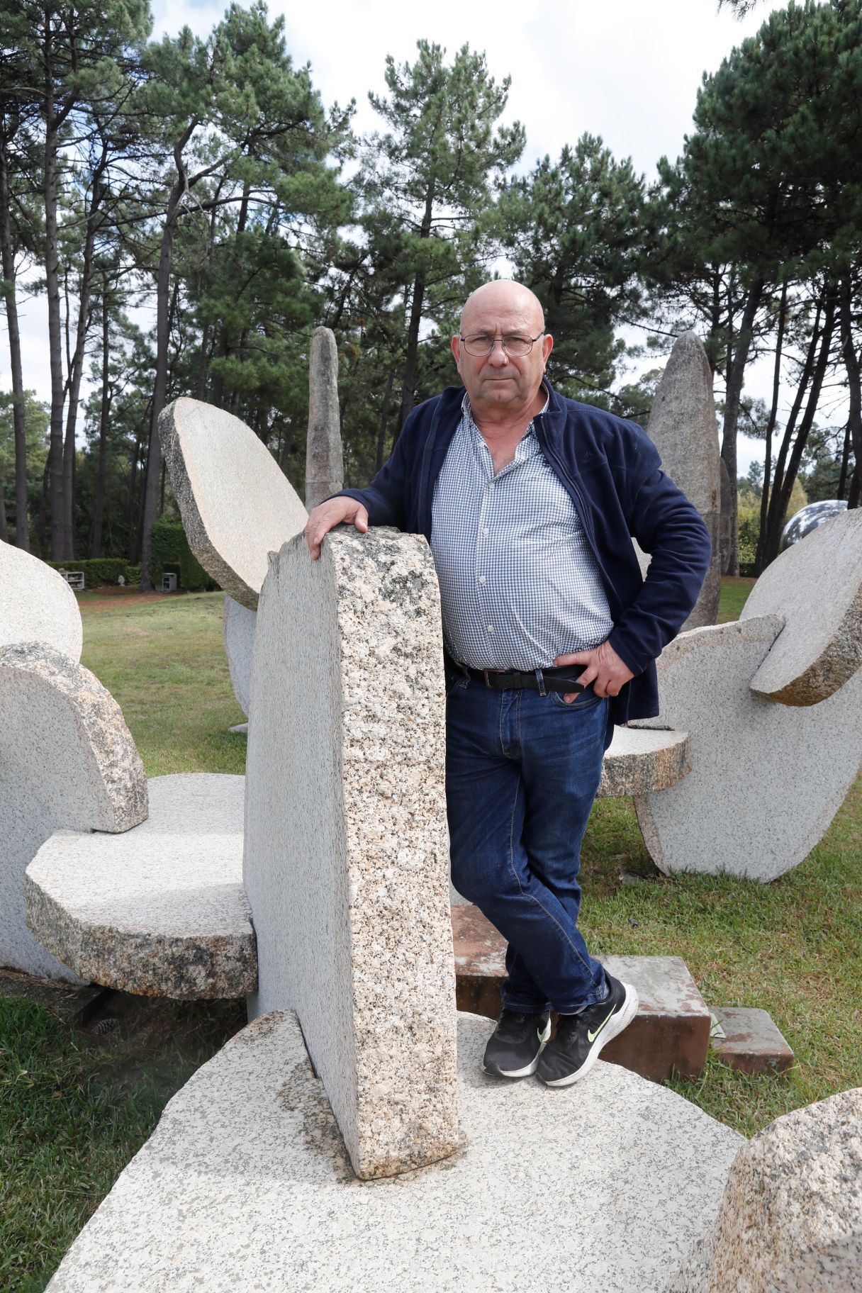 Manolo Paz, el escultor que penetra en la piedra