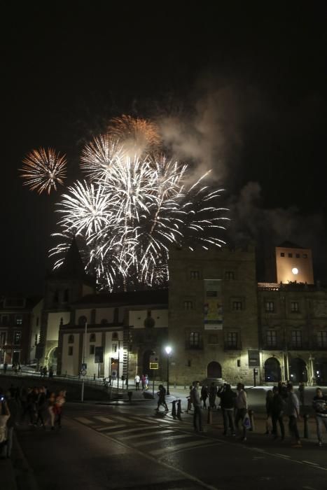 Espectáculo pirotécnico en las fiestas de Begoña, en Gijón.