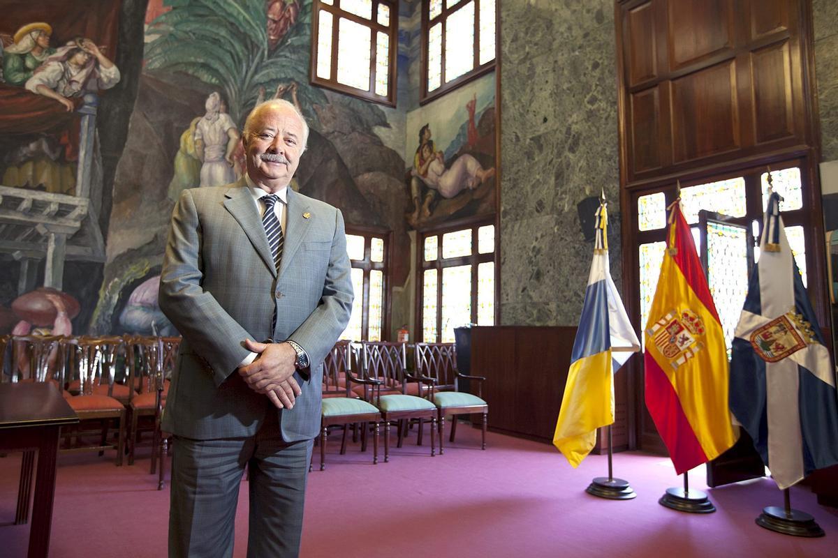 Ricardo Melchior (1947-2026), en el Salón Noble del Cabildo de Tenerife.