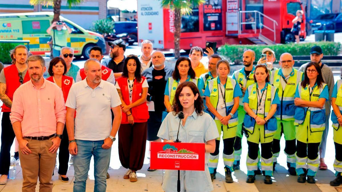 La presidenta de la Comunidad de Madrid, Isabel Díaz Ayuso (d), visita este domingo municipios e instalaciones afectadas por los incendios en la Sierra Oeste, en los que el Gobierno regional ha iniciado labores encaminadas a la reconstrucción de la zona, así como el Punto de Ayuda Tras el Incendio (PATI) que atiende y asesora a los vecinos de Pelayos de la Presa.