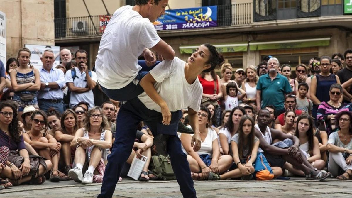 El público abarrota la plaza para ver la obra de Joan Català.