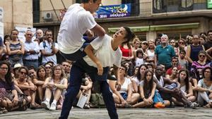 El público abarrota la plaza para ver la obra de Joan Català. 