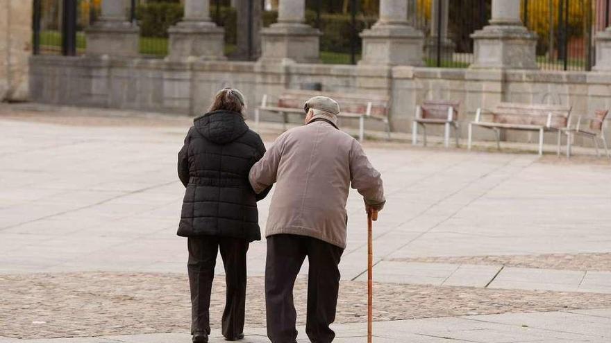 Una pareja de jubilados, ayer en la plaza de la Catedral.