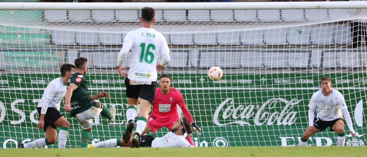 Carlos Marín, durante el encuentro del Córdoba CF en A Malata, el sábado, ante el Racing de Ferrol.