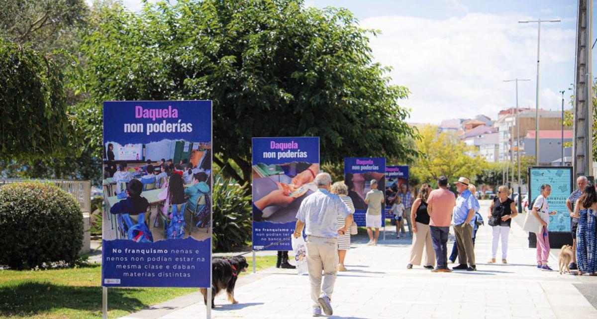 Vecinos paseando ante algunos de los paneles. | PEDRO MINA
