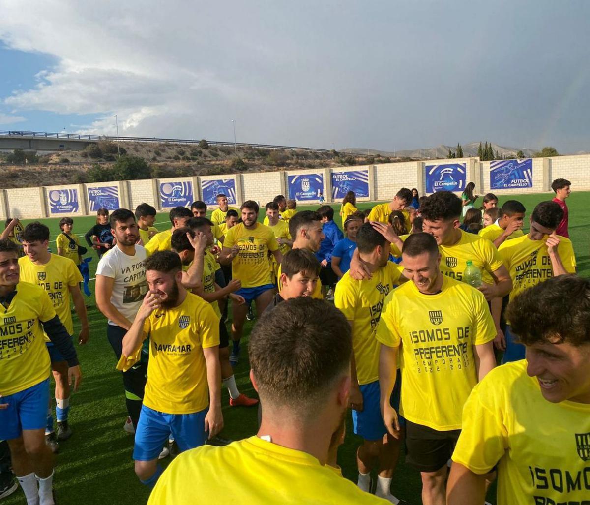 Aficionados y jugadores del equipo de fútbol celebraron el ascenso. | LA CRÓNICA