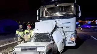 Los bomberos rescatan a un hombre herido tras un choque entre un camión y una furgoneta en Alcantarilla
